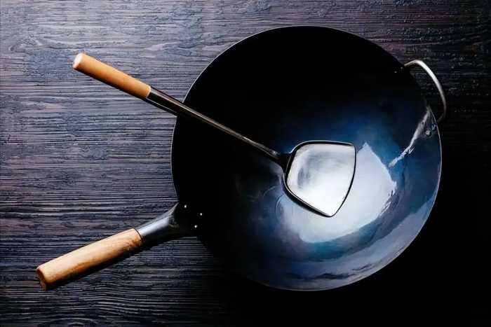 “夺命铁锅”有多可怕？用它炒菜会致癌，神经衰弱，是真的吗？
