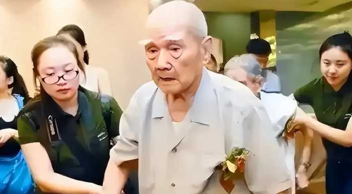 台湾老兵回到江苏探亲，喝醉后失言，女儿惊觉父亲不是国民党