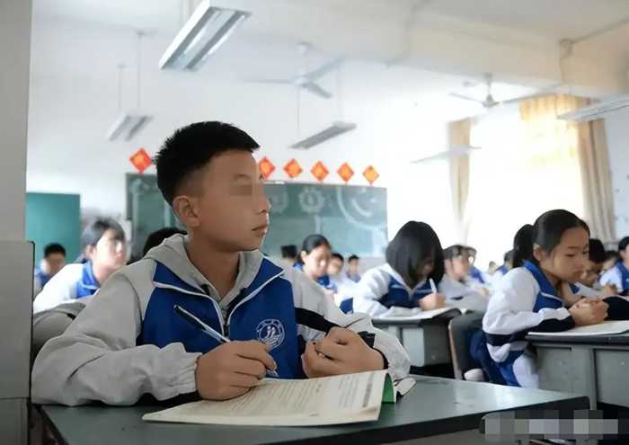中学男生写“小黄文”，主角竟是自己女老师，网友：这描写有经验
